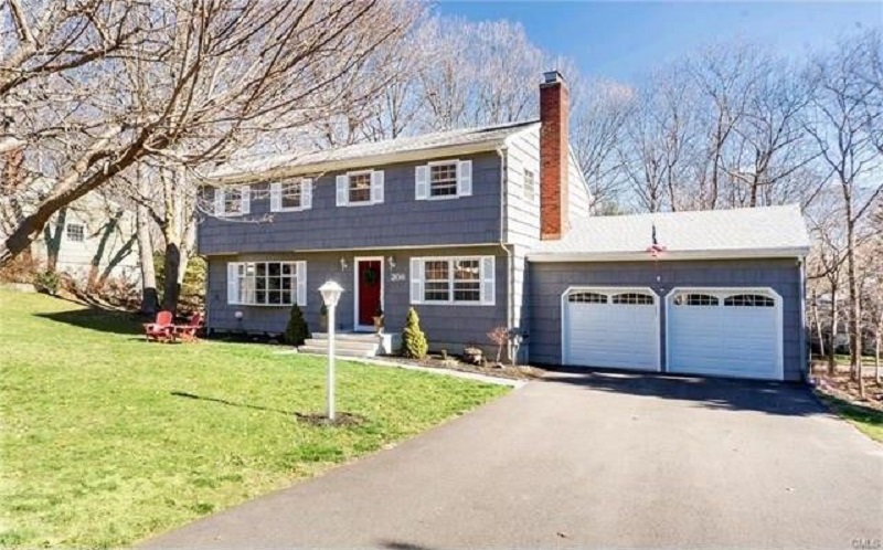 Traditional colonial in Fairfield, CT. Needs replacment windows
